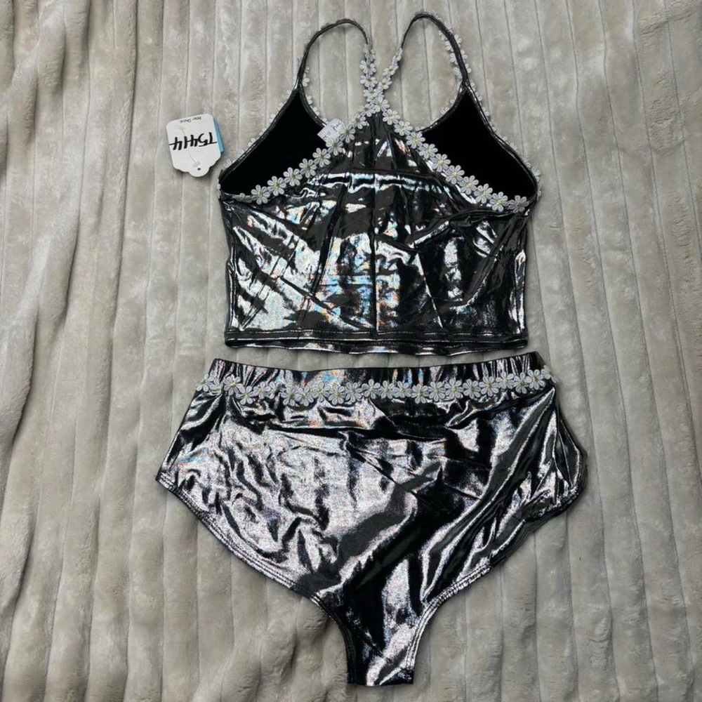 Silver metallic two piece set with daisy floral details - Picture 7 of 7
